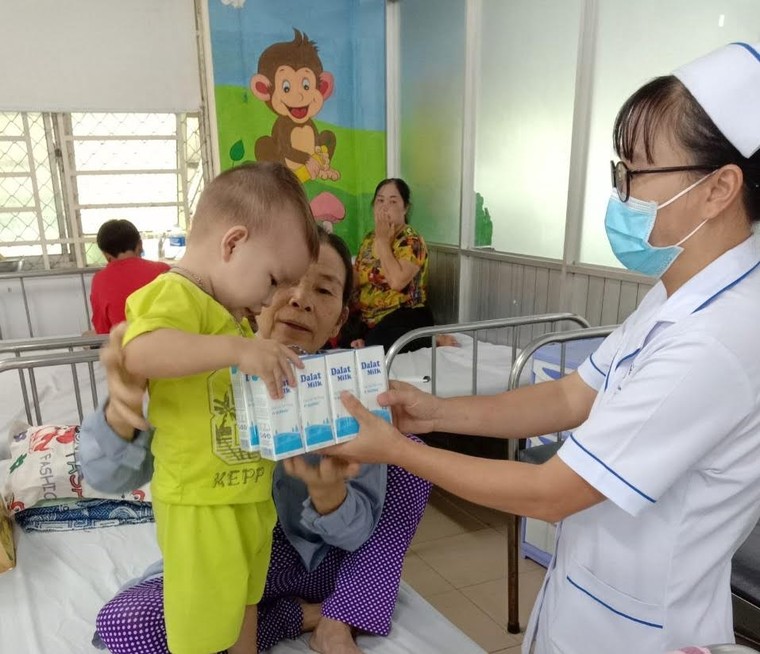 Trao gần 1,2 triệu ly sữa tươi Dalatmilk tại các bệnh viện, trường học khu vực phía Nam ảnh 2
