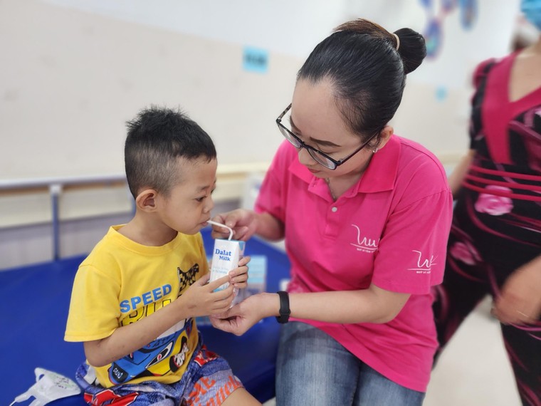 Trao gần 1,2 triệu ly sữa tươi Dalatmilk tại các bệnh viện, trường học khu vực phía Nam ảnh 4