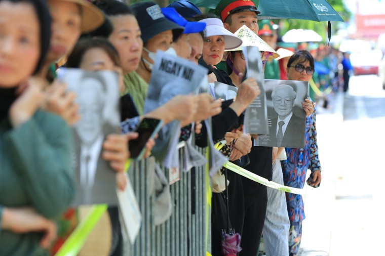 Truyền thông quốc tế ấn tượng với hình ảnh hàng ngàn người tiễn biệt Tổng Bí thư Nguyễn Phú Trọng ảnh 1