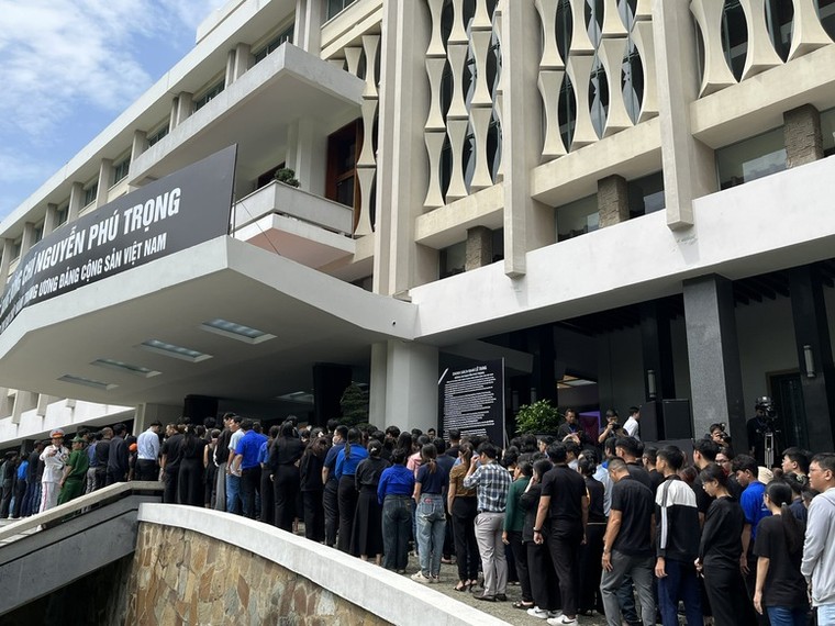 Truyền thông quốc tế ấn tượng với hình ảnh hàng ngàn người tiễn biệt Tổng Bí thư Nguyễn Phú Trọng ảnh 2