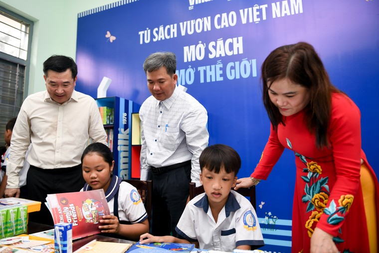 Niềm vui bất ngờ ngày khai giảng dành tặng học sinh khó khăn tỉnh Bến Tre ảnh 5