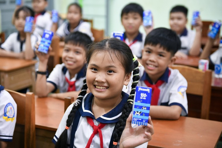 Niềm vui bất ngờ ngày khai giảng dành tặng học sinh khó khăn tỉnh Bến Tre ảnh 7