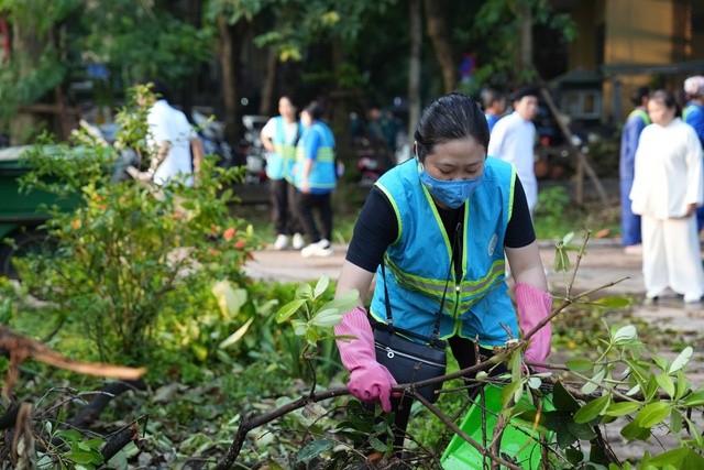 Hà Nội động đồng loạt ra quân tổng vệ sinh môi trường sau bão ảnh 1
