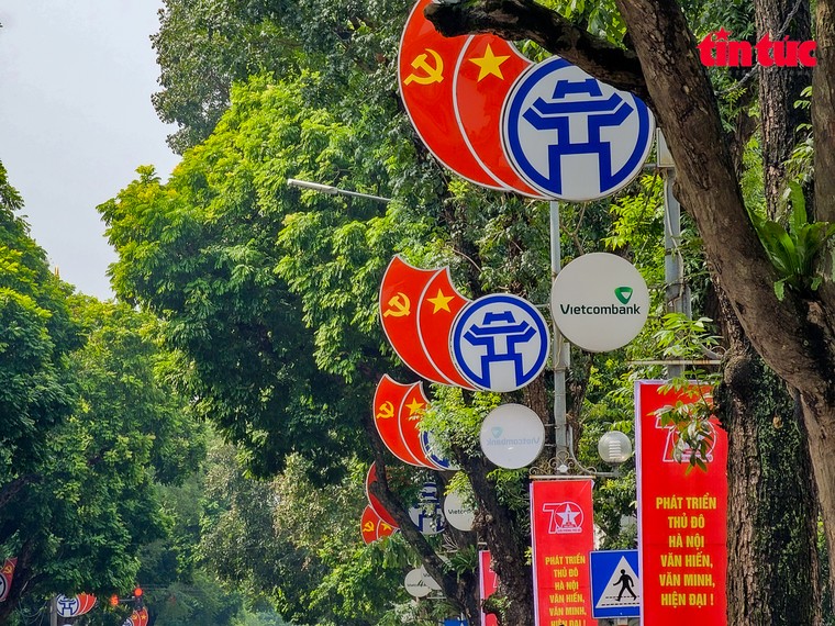Phố phường Hà Nội rợp sắc đỏ chào mừng kỷ niệm 70 năm giải phóng Thủ đô ảnh 3