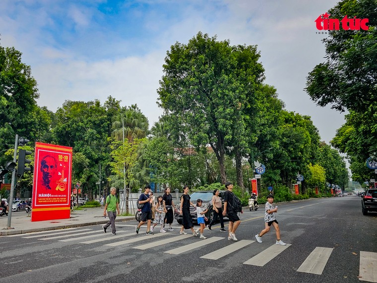 Phố phường Hà Nội rợp sắc đỏ chào mừng kỷ niệm 70 năm giải phóng Thủ đô ảnh 2