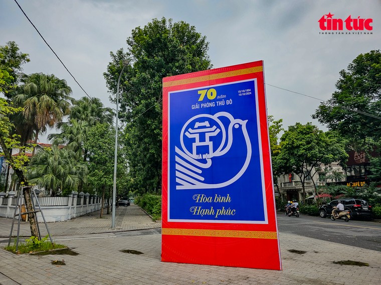 Phố phường Hà Nội rợp sắc đỏ chào mừng kỷ niệm 70 năm giải phóng Thủ đô ảnh 1