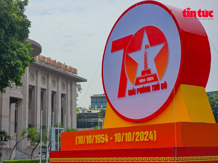Phố phường Hà Nội rợp sắc đỏ chào mừng kỷ niệm 70 năm giải phóng Thủ đô ảnh 4
