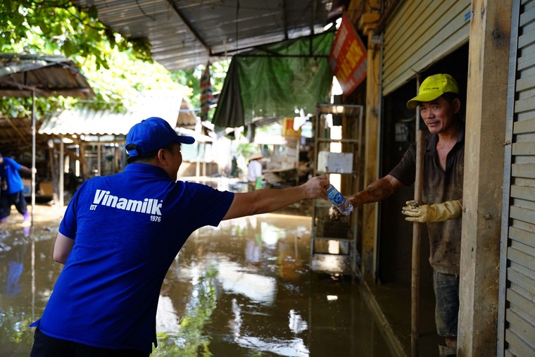 Nỗ lực khắc phục hậu quả, ổn định đời sống tại các vùng bão lũ ảnh 18