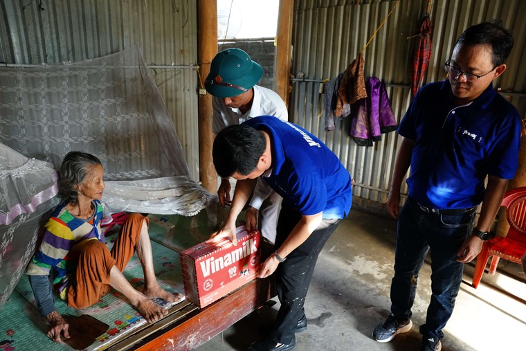 Nỗ lực khắc phục hậu quả, ổn định đời sống tại các vùng bão lũ ảnh 24