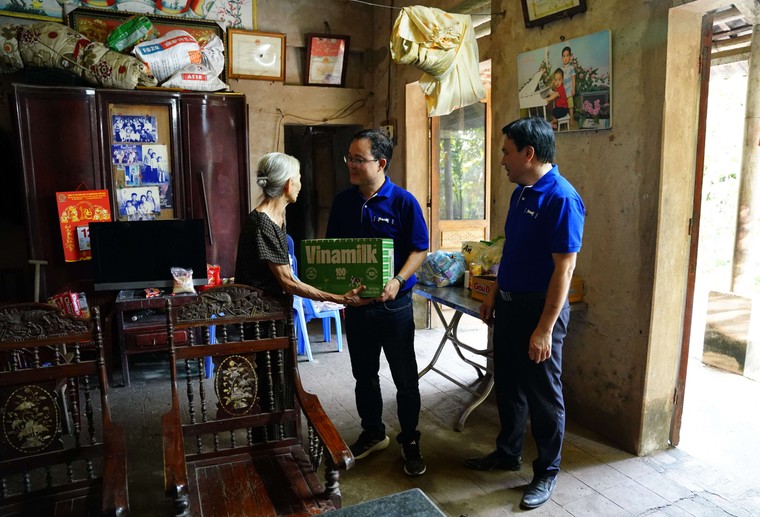 Nỗ lực khắc phục hậu quả, ổn định đời sống tại các vùng bão lũ ảnh 25