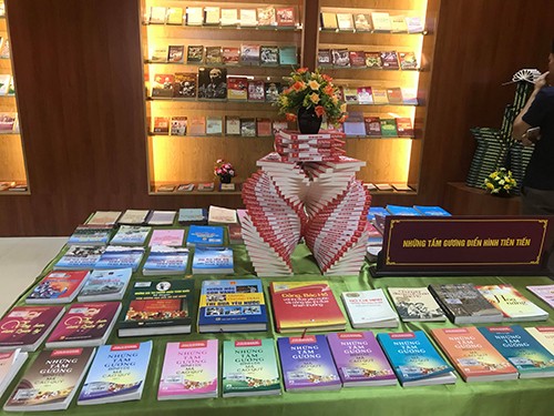 Triển lãm sách chào mừng kỷ niệm 70 năm Ngày Giải phóng Thủ đô ảnh 1