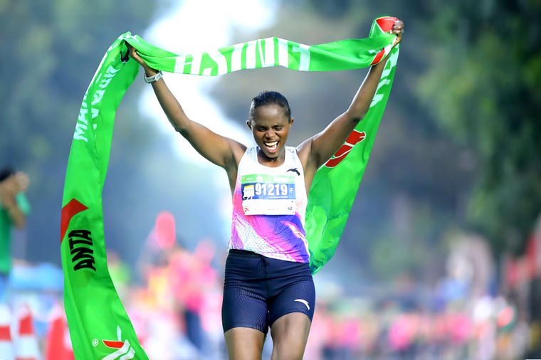 Các chân chạy Kenya thống trị đường đua VPIM 2024 ảnh 3