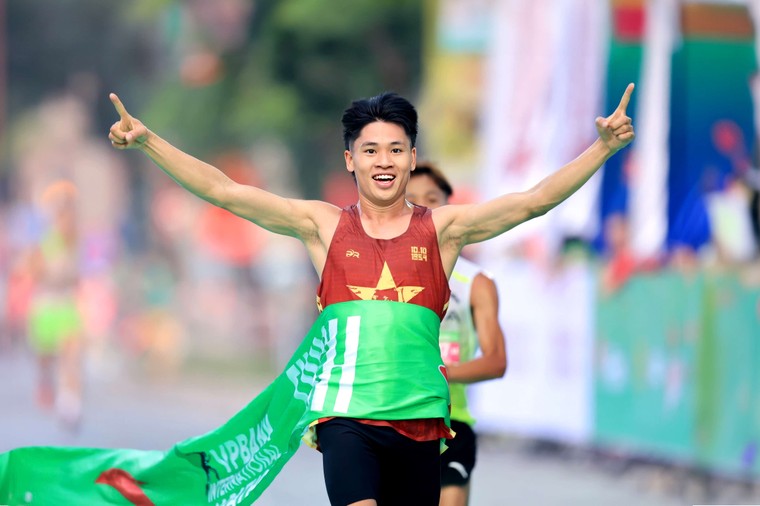 Các chân chạy Kenya thống trị đường đua VPIM 2024 ảnh 7