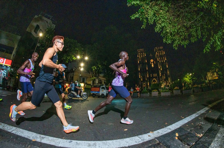 Các chân chạy Kenya thống trị đường đua VPIM 2024 ảnh 1