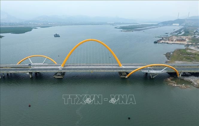 Cầu Bình Minh - điểm nhấn bên bờ vịnh Cửa Lục ảnh 1