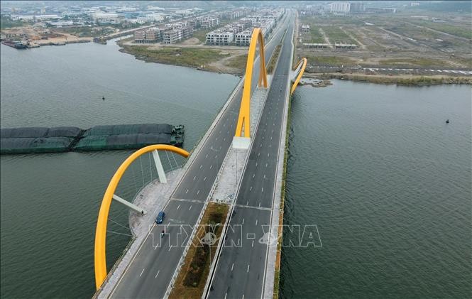 Cầu Bình Minh - điểm nhấn bên bờ vịnh Cửa Lục ảnh 2