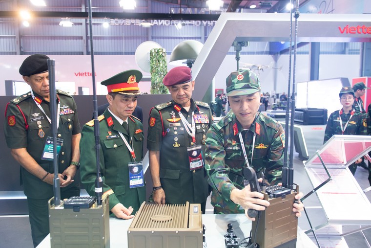 Viettel High Tech đạt chứng nhận sản phẩm Thông tin quân sự đáp ứng tiêu chuẩn kinh doanh tại Malaysia ảnh 2