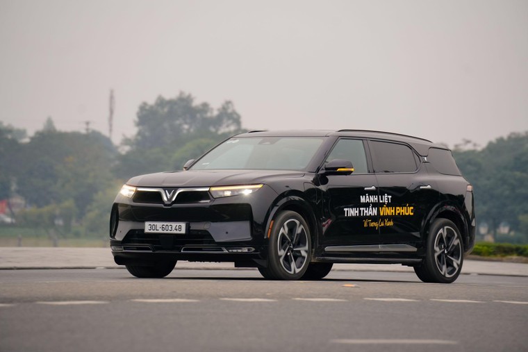Khách hàng hào hứng lái thử dàn xe điện VinFast tại Techfest Vĩnh Phúc 2024 ảnh 3