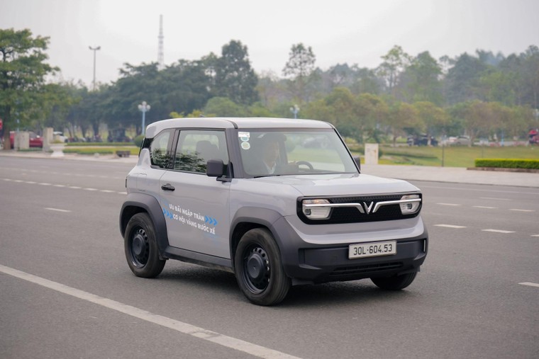 Khách hàng hào hứng lái thử dàn xe điện VinFast tại Techfest Vĩnh Phúc 2024 ảnh 5