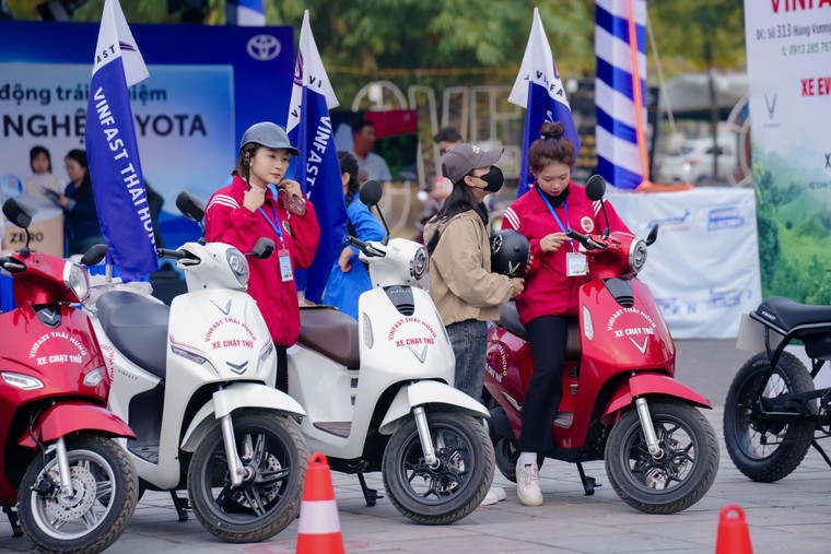 Khách hàng hào hứng lái thử dàn xe điện VinFast tại Techfest Vĩnh Phúc 2024 ảnh 6