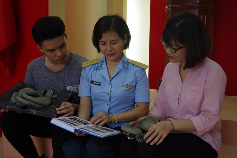 Không phải cứ cầm súng mới là chiến đấu ảnh 1