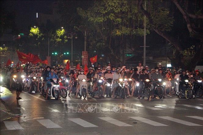 Người hâm mộ đổ ra đường mừng chiến thắng của đội tuyển Việt Nam ảnh 3