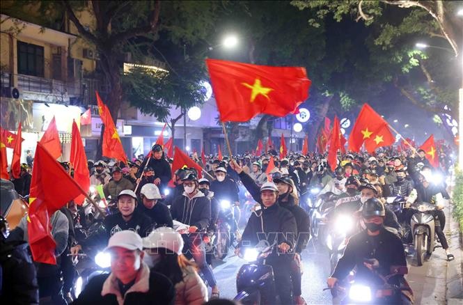 Người hâm mộ đổ ra đường mừng chiến thắng của đội tuyển Việt Nam ảnh 1