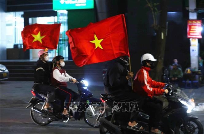 Người hâm mộ đổ ra đường mừng chiến thắng của đội tuyển Việt Nam ảnh 2