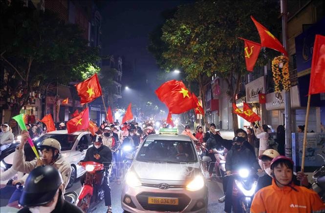 Người hâm mộ đổ ra đường mừng chiến thắng của đội tuyển Việt Nam ảnh 4