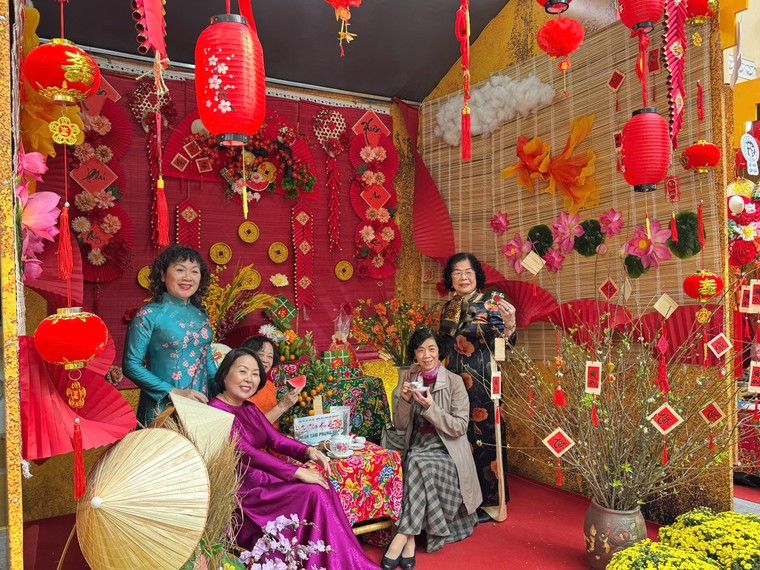 Rộn ràng không gian "Phố Tết" chào Xuân 2025 tại Bệnh viện Xanh Pôn ảnh 8