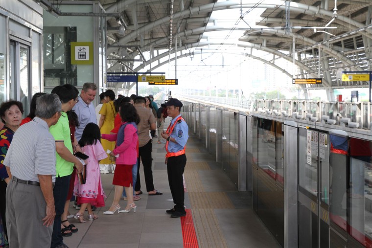 TP HCM: Đông đảo người dân du Xuân bằng tuyến metro số 1 ảnh 3