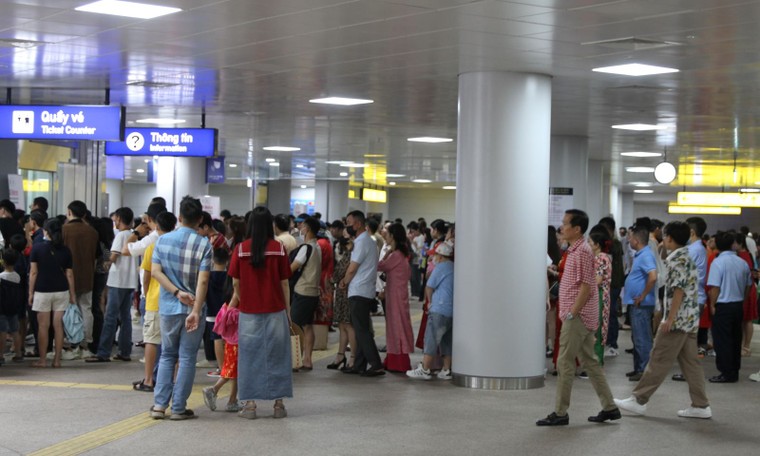 TP HCM: Đông đảo người dân du Xuân bằng tuyến metro số 1 ảnh 1