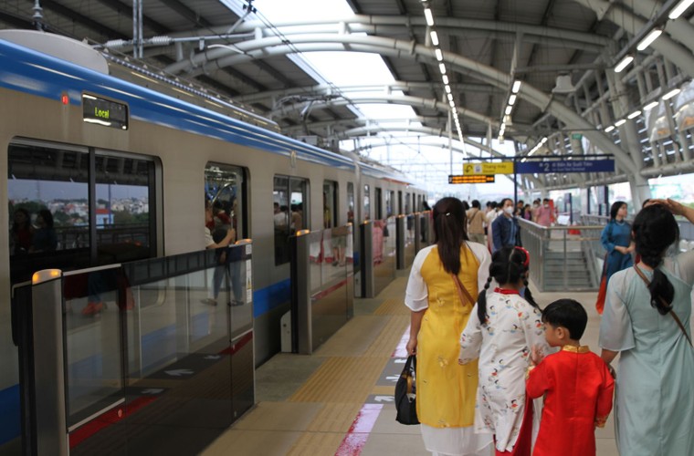 TP HCM: Đông đảo người dân du Xuân bằng tuyến metro số 1 ảnh 2
