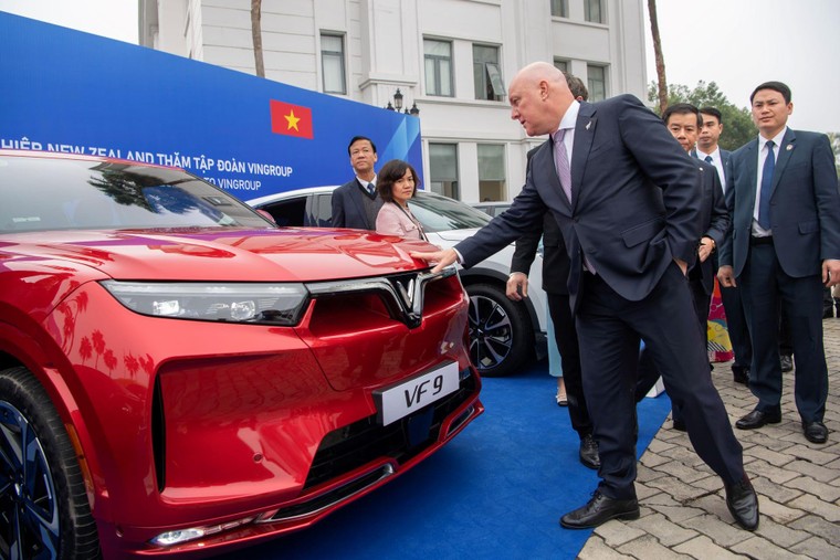 Thủ tướng New Zealand ấn tượng với dàn xe điện VinFast ảnh 1