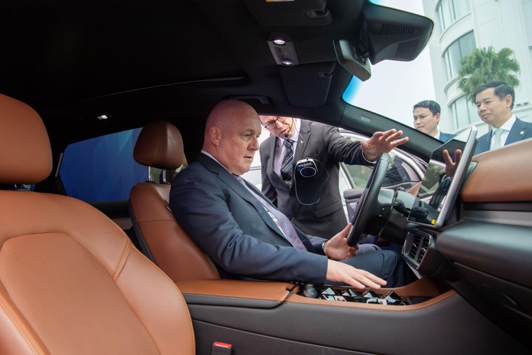 Thủ tướng New Zealand ấn tượng với dàn xe điện VinFast ảnh 2