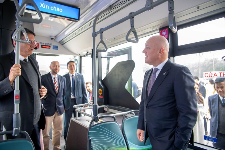 Thủ tướng New Zealand ấn tượng với dàn xe điện VinFast ảnh 4