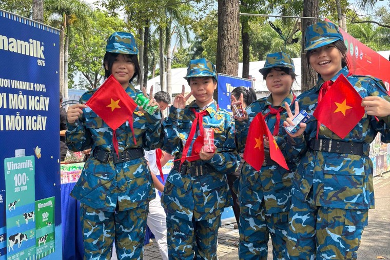 Vinamilk tặng 50.000 hộp sữa cho thiếu nhi TP HCM hướng đến sự kiện đặc biệt 30/4 ảnh 4