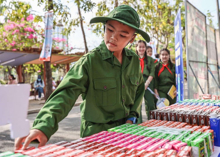 Vinamilk tặng 50.000 hộp sữa cho thiếu nhi TP HCM hướng đến sự kiện đặc biệt 30/4 ảnh 8