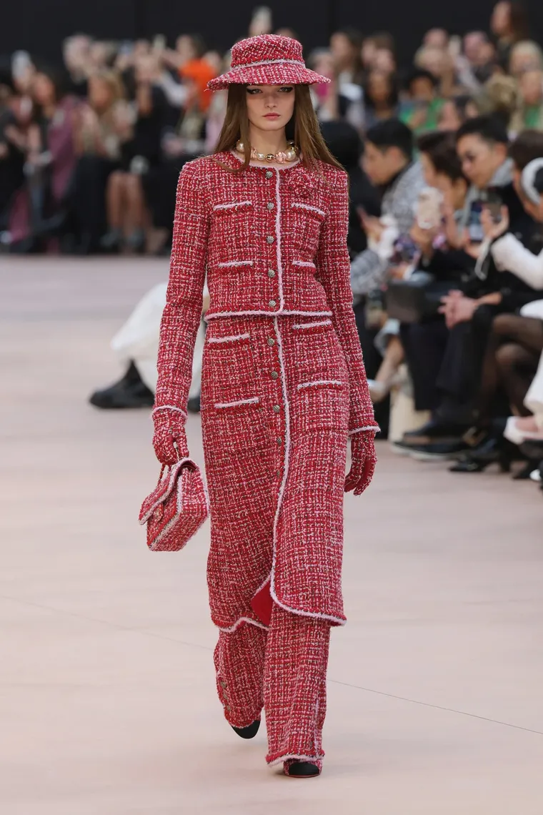 Sự thiếu vắng chi tiết túi ở trang phục nữ ảnh 1