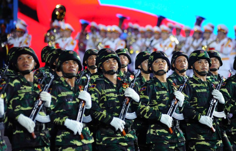Lần đầu tiên quân đội quốc tế sát cánh cùng Việt Nam trong sơ duyệt diễu binh lịch sử ảnh 3