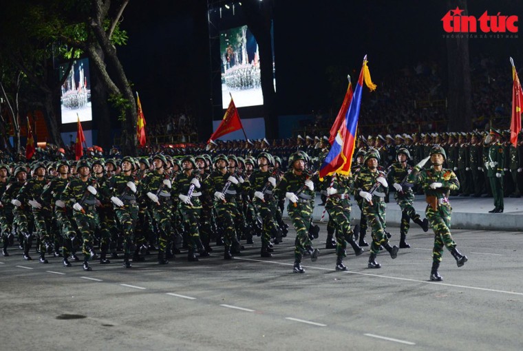 Lần đầu tiên quân đội quốc tế sát cánh cùng Việt Nam trong sơ duyệt diễu binh lịch sử ảnh 2