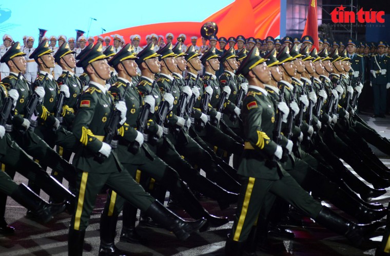 Lần đầu tiên quân đội quốc tế sát cánh cùng Việt Nam trong sơ duyệt diễu binh lịch sử ảnh 1