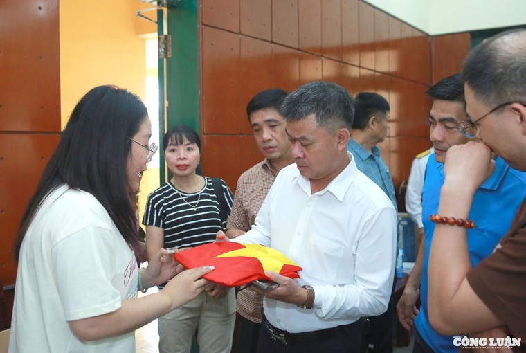 Đoàn công tác báo chí thăm Trường Sa nhân kỷ niệm 100 năm Báo chí cách mạng Việt Nam ảnh 7