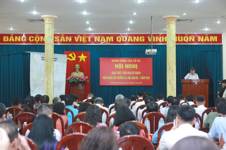 Đoàn công tác báo chí thăm Trường Sa nhân kỷ niệm 100 năm Báo chí cách mạng Việt Nam ảnh 1