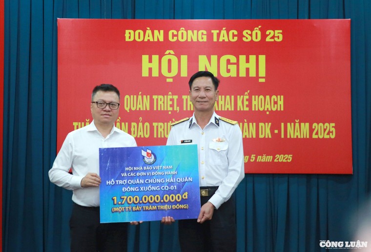 Đoàn công tác báo chí thăm Trường Sa nhân kỷ niệm 100 năm Báo chí cách mạng Việt Nam ảnh 8