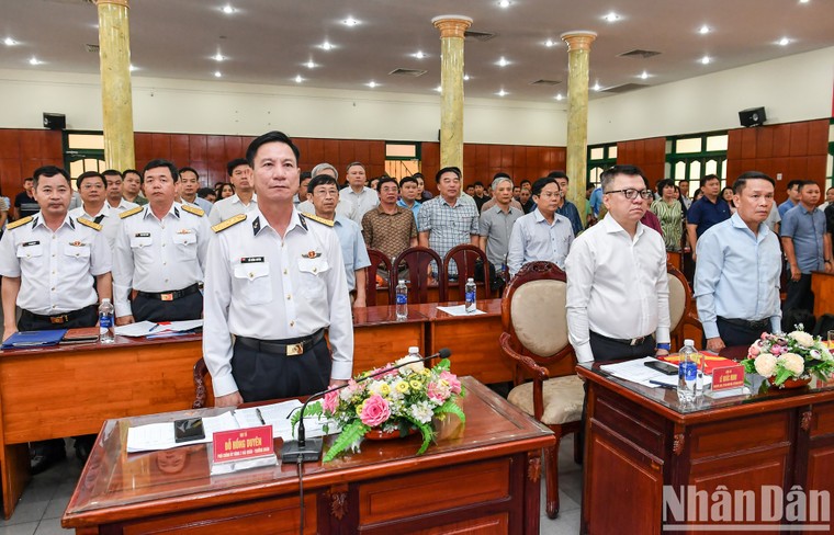 Đoàn công tác báo chí thăm Trường Sa nhân kỷ niệm 100 năm Báo chí cách mạng Việt Nam ảnh 2