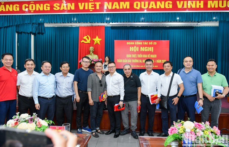 Đoàn công tác báo chí thăm Trường Sa nhân kỷ niệm 100 năm Báo chí cách mạng Việt Nam ảnh 9