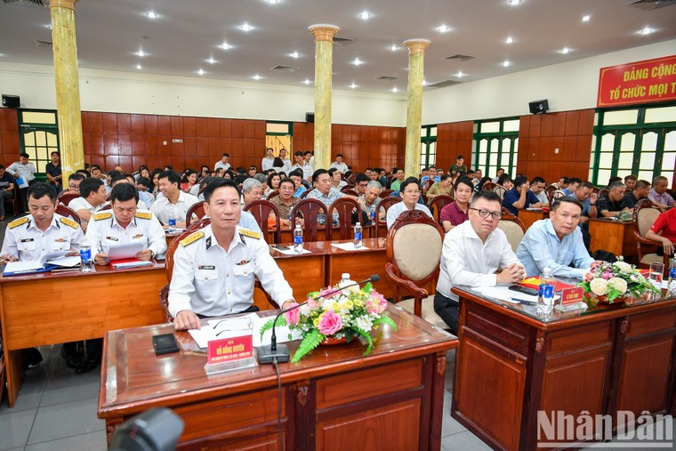 Đoàn công tác báo chí thăm Trường Sa nhân kỷ niệm 100 năm Báo chí cách mạng Việt Nam ảnh 5