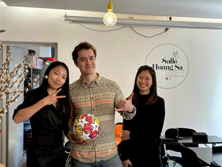 “Ngày xưa có một nhịp cầu II”: Khi một trái bóng trở thành chiếc cầu nối văn hóa Việt và thế giới ảnh 1