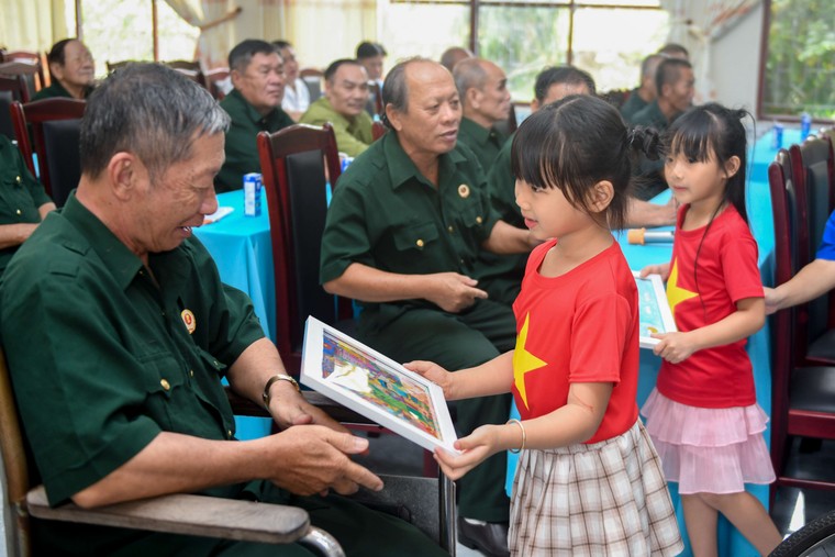 Vinamilk “Viết tiếp câu chuyện hòa bình” bằng tranh và hành động ảnh 2